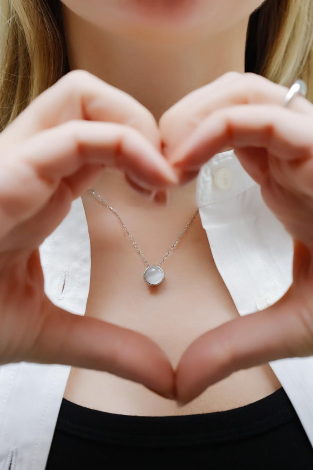 Double the Shine, Double the Charm: Discover Jacys Mifv’s Cat’s Eye Reversible Necklace 💫